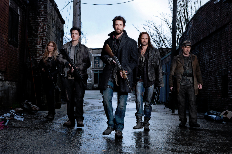 falling-skies_gallery_04_sarah-carter_drew-roy_noah-wyle_colin-cunningham_will-patton_phmichaelmuller_22049_001_2332_r