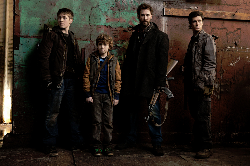 falling-skies_gallery_24_connor-jessup_maxim-knight_noah-wyle_drew-roy_phmichaelmuller22049_001_2083_r