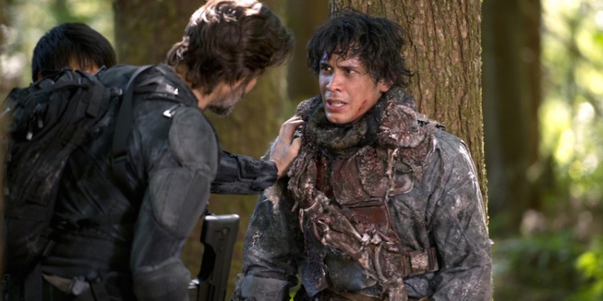 The 100 -- "Wanheda: Part Two" -- Image HU302B_0309 -- Pictured (L-R): Henry Ian Cusick as Kane and Bob Morley as Bellamy -- Credit: Diyah Pera/The CW -- ÃÂ© 2015 The CW Network, LLC. All Rights Reserved