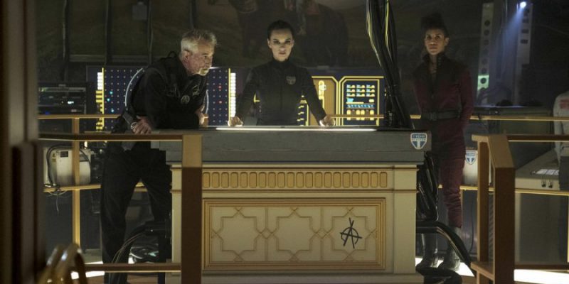 THE EXPANSE -- "It Reaches Out" Episode 308 -- Pictured: (l-r) David Strathairn as Klaes Ashford, Cara Gee as Drummer, Dominique Tipper as Naomi Nagata -- (Photo by: Rafy/Syfy)
