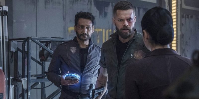 THE EXPANSE -- "Abaddon's Gate" Episode 313 -- Pictured: (l-r) Cas Anvar as Alex Kamal, Wes Chatham as Amos Burton -- (Photo by: Rafy/Syfy)