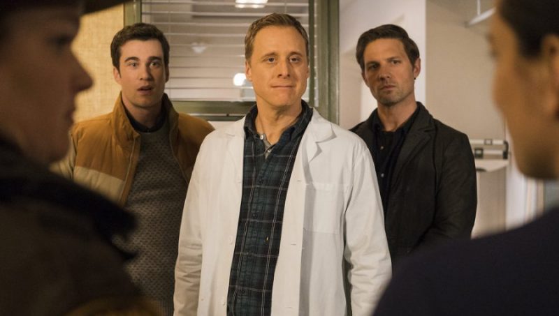 RESIDENT ALIEN -- "Sexy Beast" Episode 106 -- Pictured: (l-r) Levi Fiehler as Mayor Ben Hawthorne, Alan Tudyk as Harry Vanderspeigle, Michael Cassidy as Dr. Ethan Stone -- (Photo by: James Dittinger/SYFY)