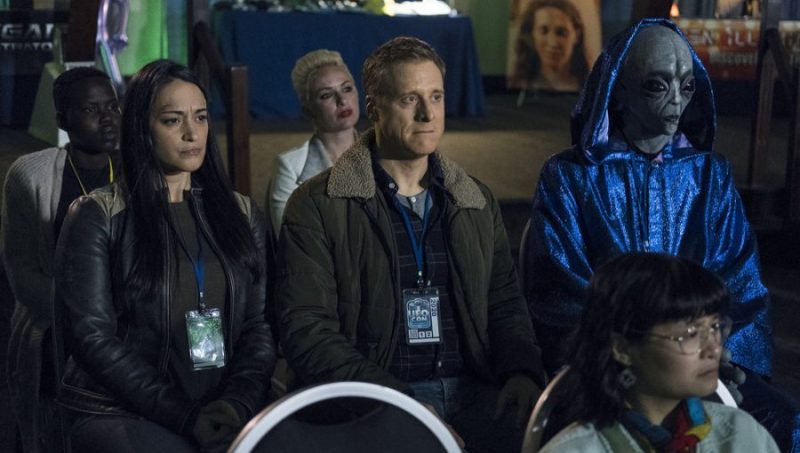 RESIDENT ALIEN -- "Welcome Aliens" Episode 109 -- Pictured: (l-r) Sara Tomko as Asta Twelvetrees, Alan Tudyk as Harry Vanderspeigle -- (Photo by: James Dittiger/SYFY)